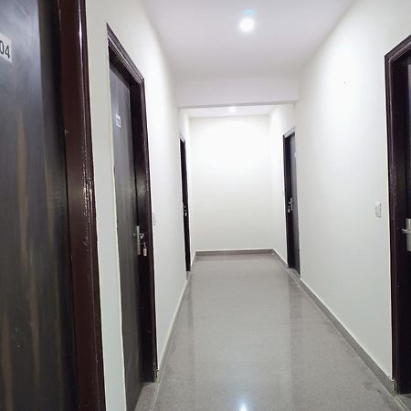 Hotel Krishna Tower Делхи Екстериор снимка