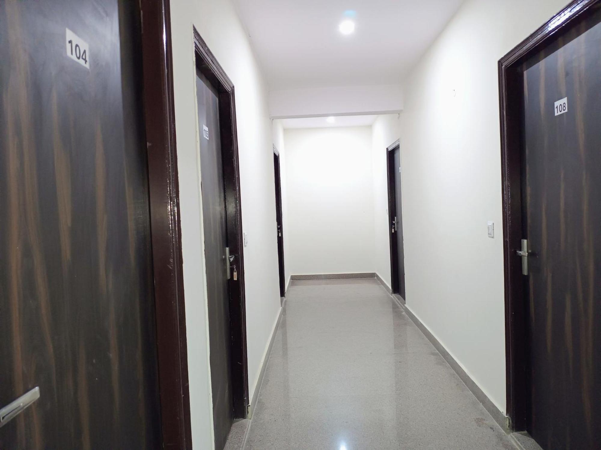 Hotel Krishna Tower Делхи Екстериор снимка