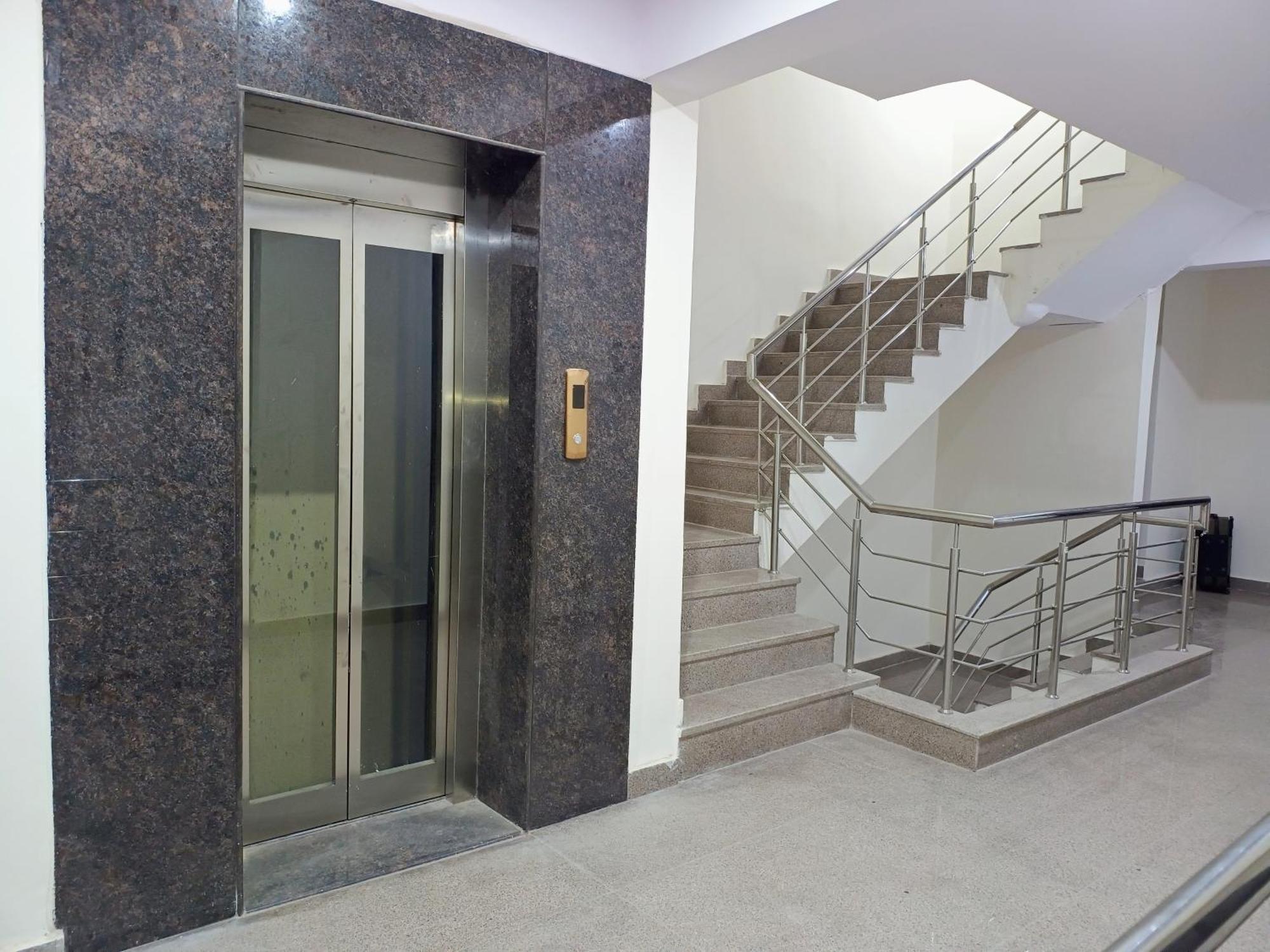 Hotel Krishna Tower Делхи Екстериор снимка