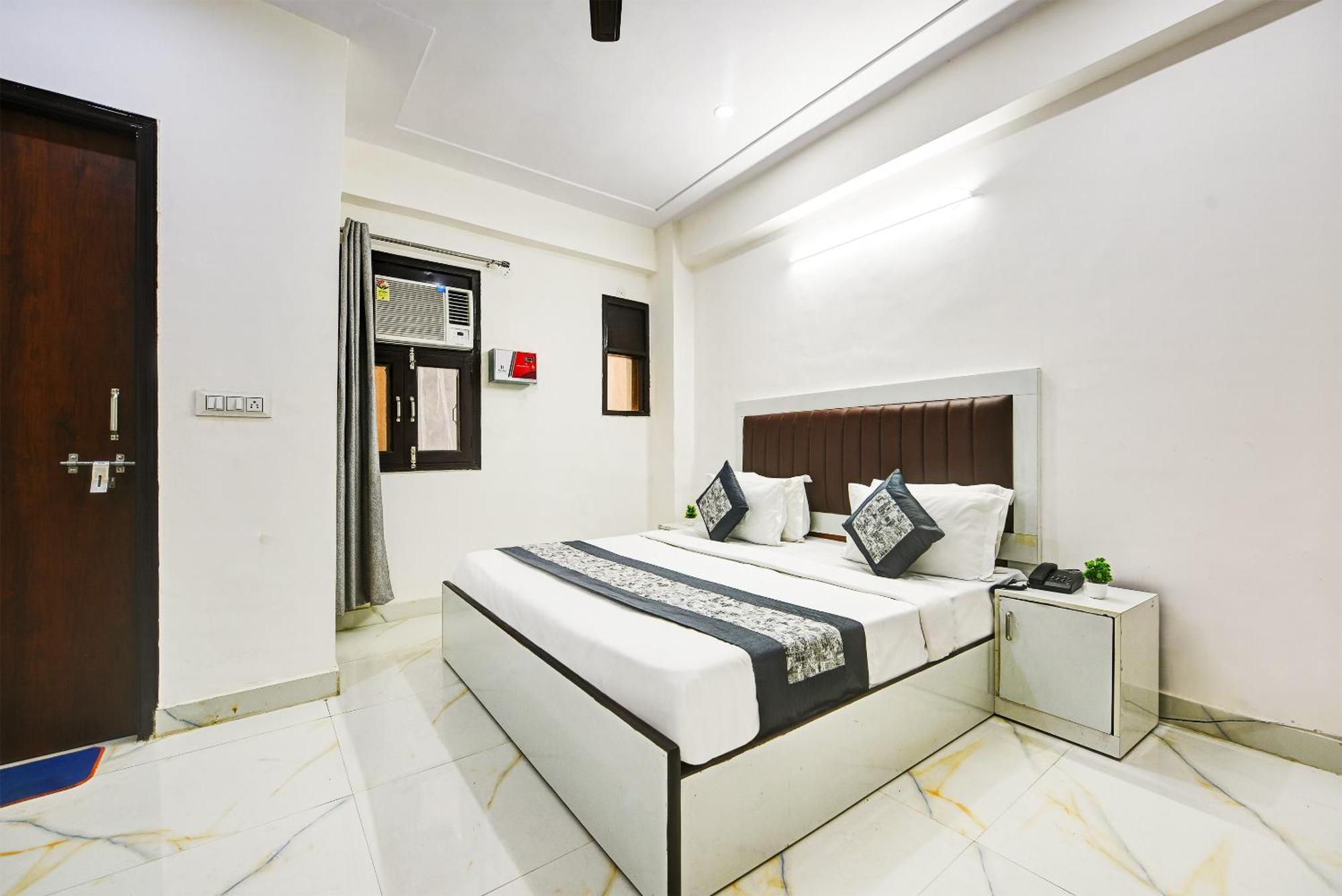 Hotel Krishna Tower Делхи Екстериор снимка