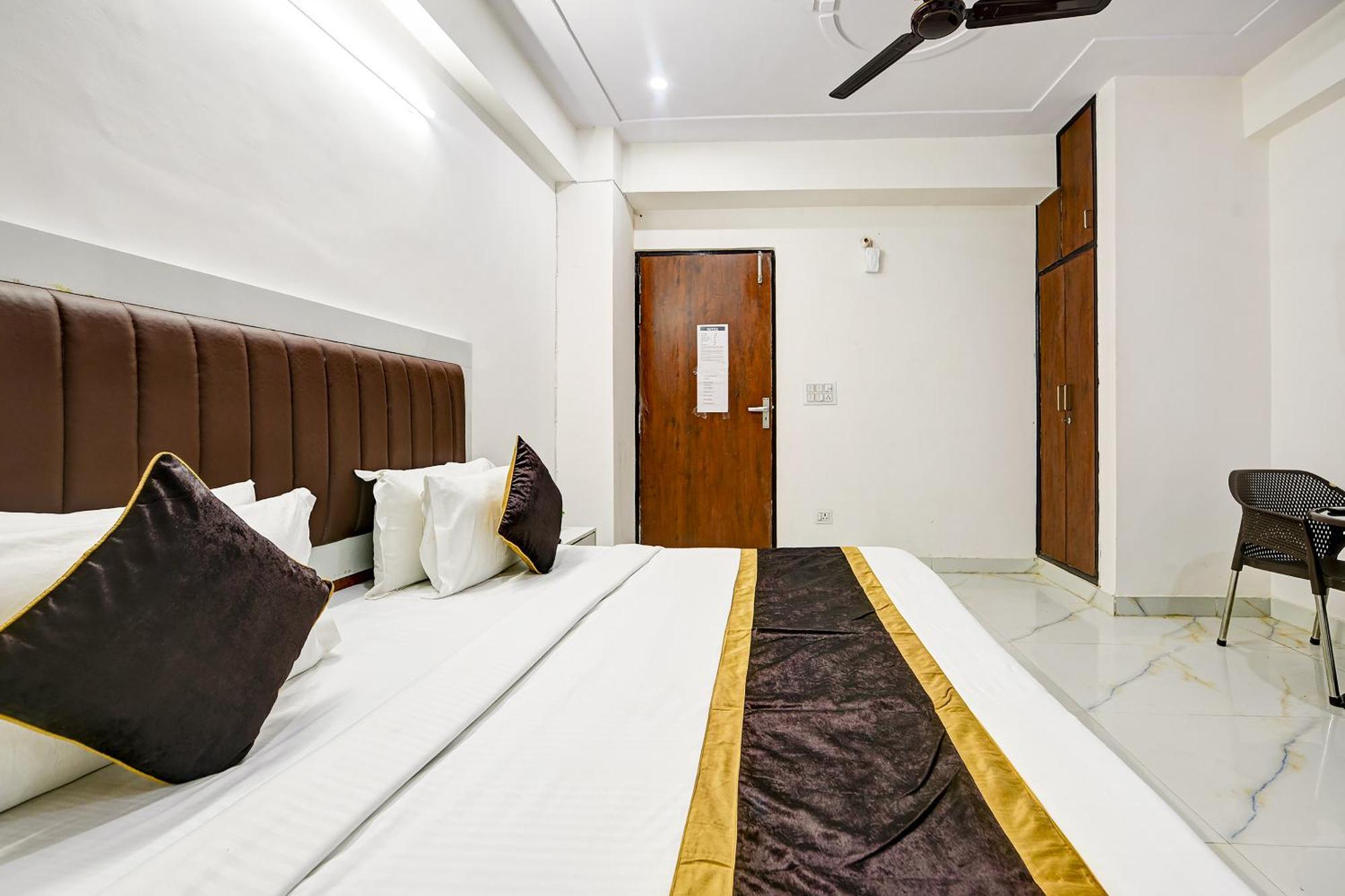 Hotel Krishna Tower Делхи Екстериор снимка