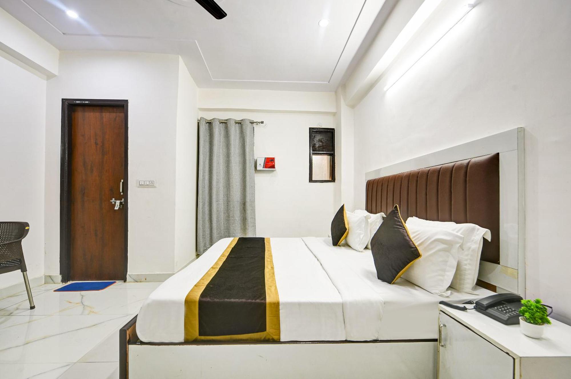 Hotel Krishna Tower Делхи Екстериор снимка
