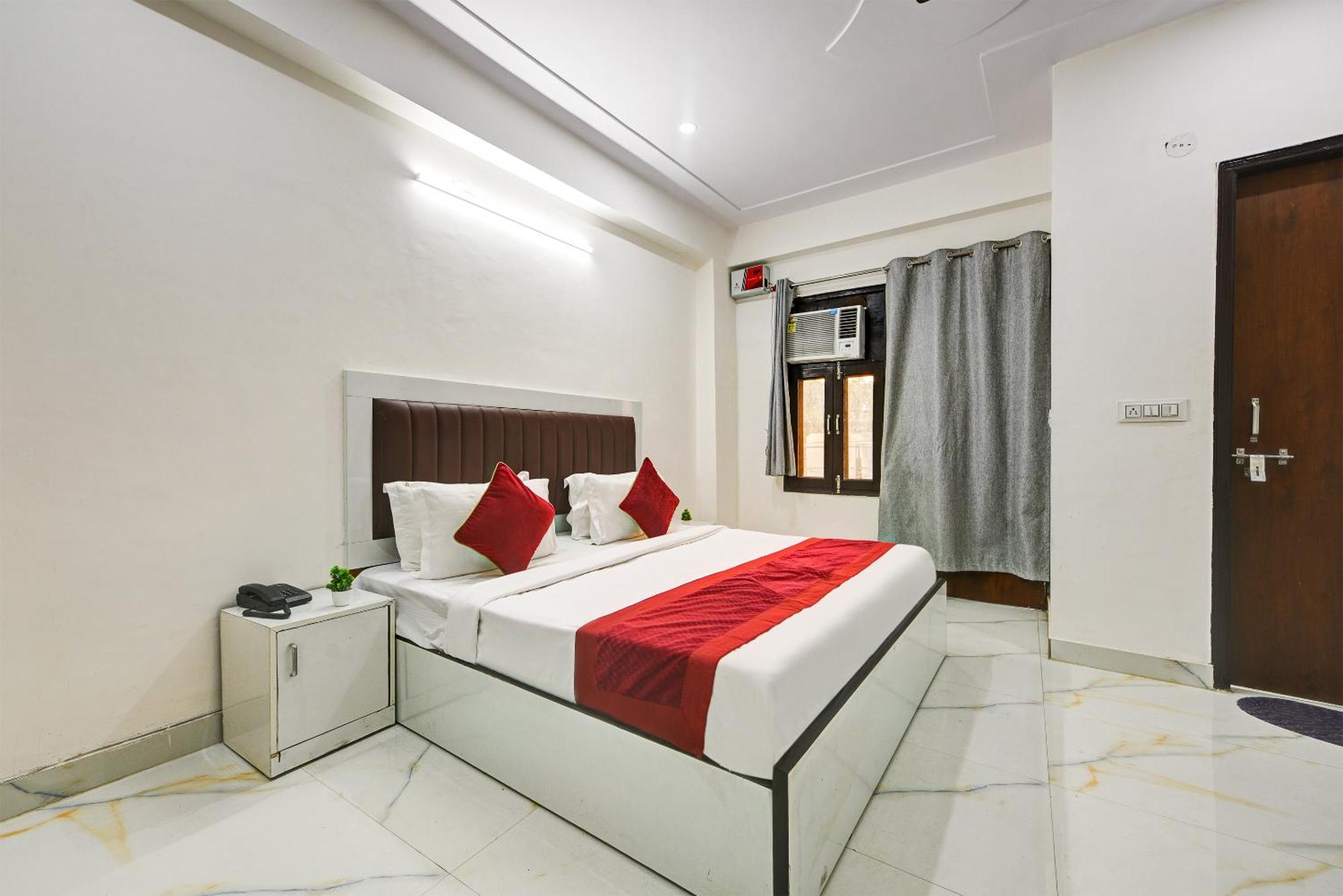 Hotel Krishna Tower Делхи Екстериор снимка