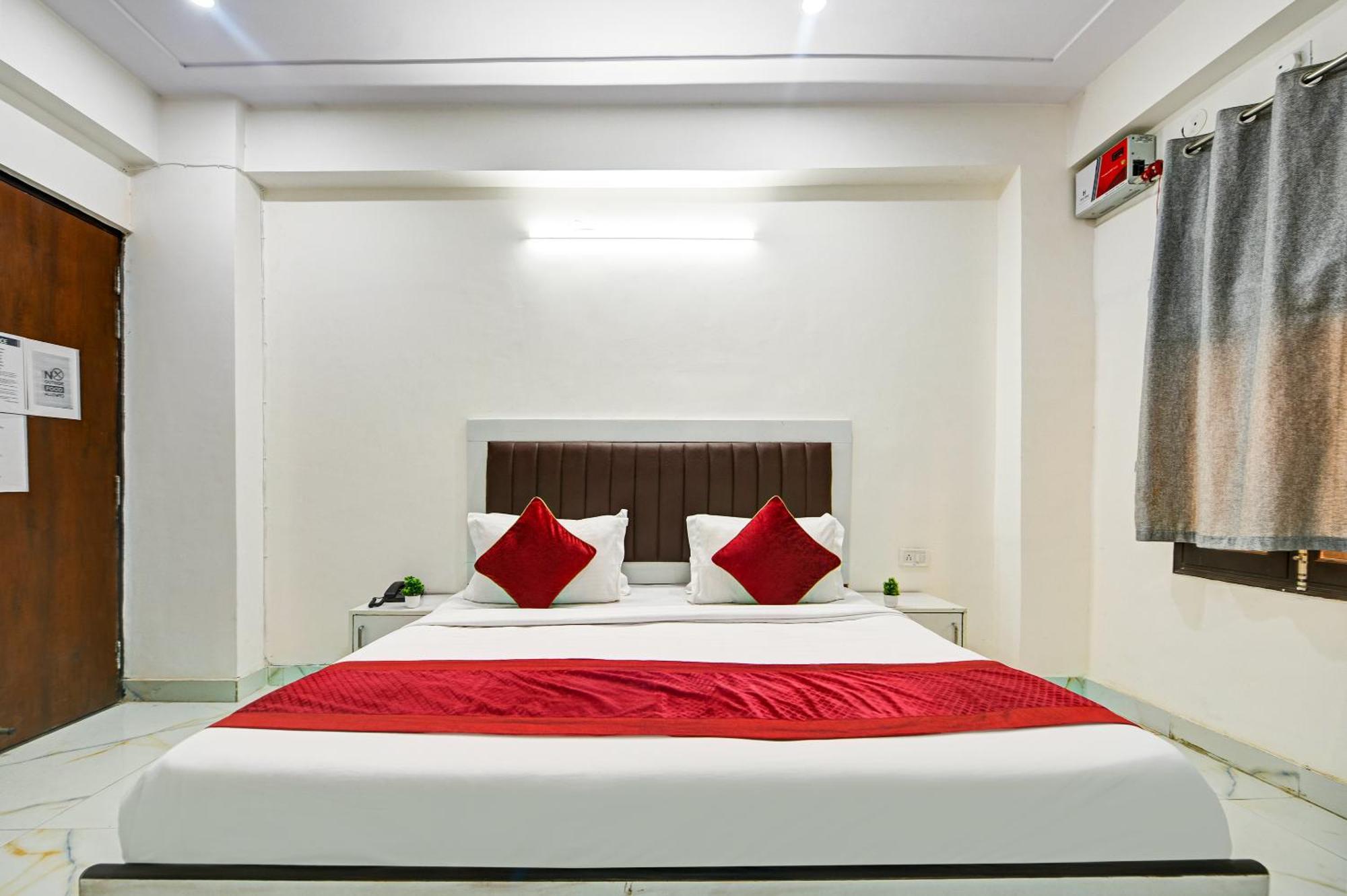 Hotel Krishna Tower Делхи Екстериор снимка
