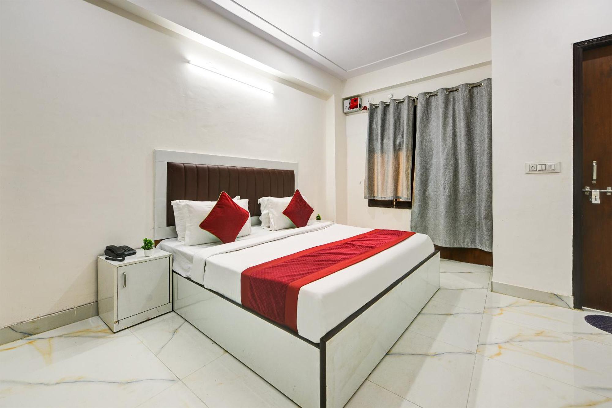 Hotel Krishna Tower Делхи Екстериор снимка