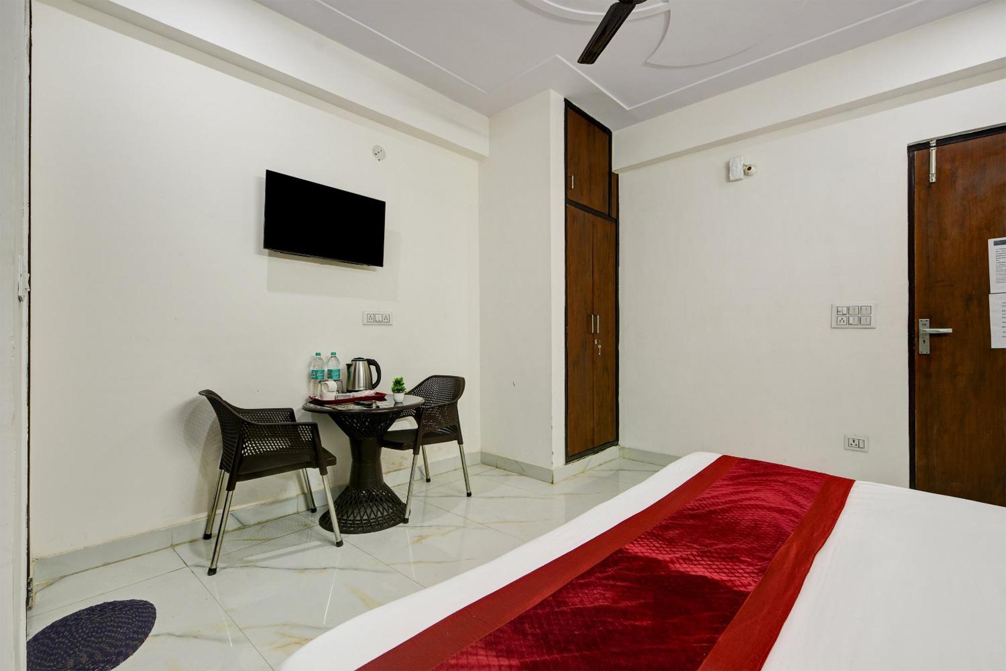 Hotel Krishna Tower Делхи Екстериор снимка