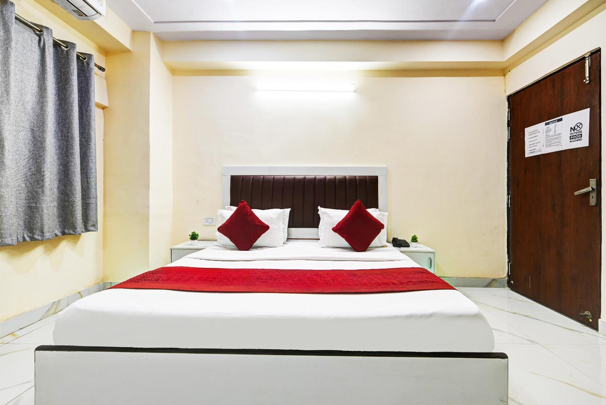 Hotel Krishna Tower Делхи Екстериор снимка