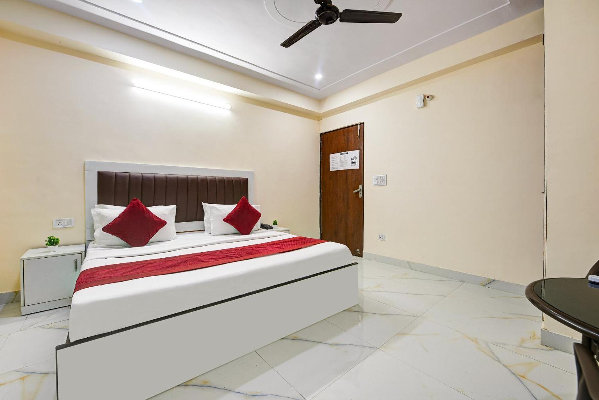 Hotel Krishna Tower Делхи Екстериор снимка