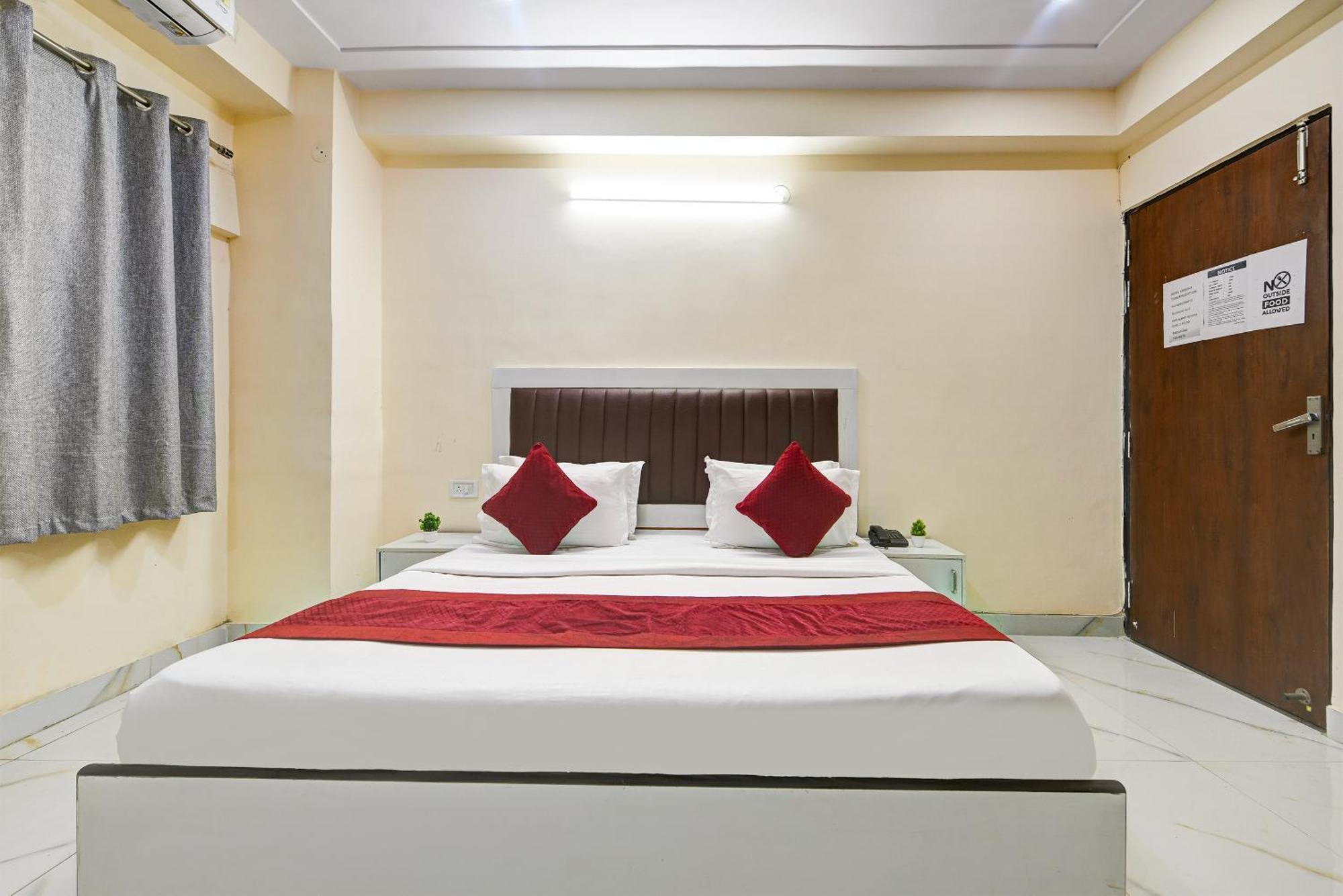 Hotel Krishna Tower Делхи Екстериор снимка